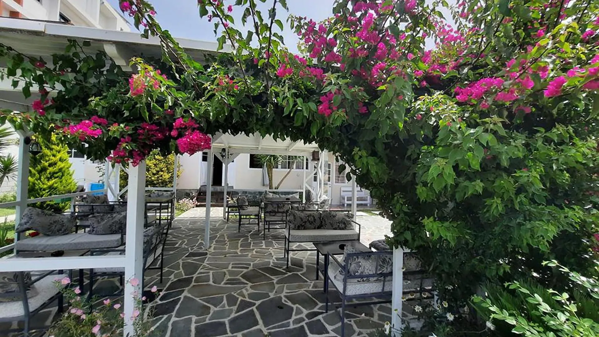 Nili Hotel Vlorë 0*,